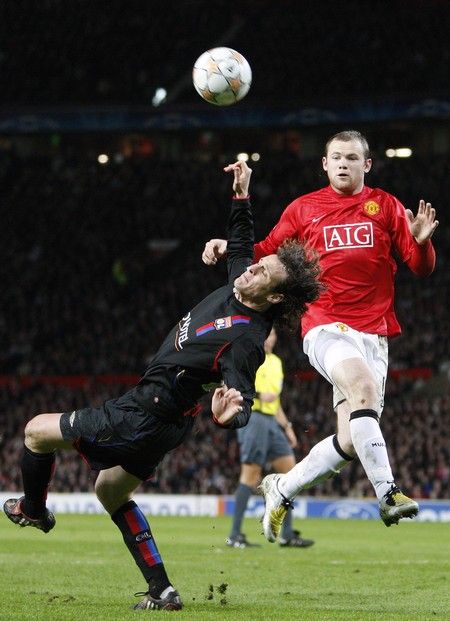 Wayne Rooney přihlíží, jak se lyonský Squilaci se snaží zakončit akci ve čtvrtfinále Ligy mistrů. | Foto: Reuters