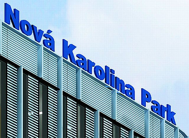 Kdysi špinavou a zakouřenou lokalitu má firma Multi Development proměnit v park. Alespoň tak to hlásá nápis na střeše jedné z dominantních budov Nové Karoliny. První fáze stavby by měla stát více než 5 miliard korun | Foto: Multi Development