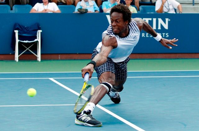 ...Francouz Gaël Monfils předvádí neuvěřitelné gymnastické kousky. | Foto: Reuters