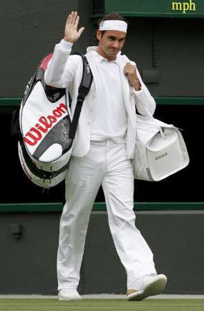 Roger Federer přichází na centrální dvorec ve Wimbledonu. | Foto: Reuters