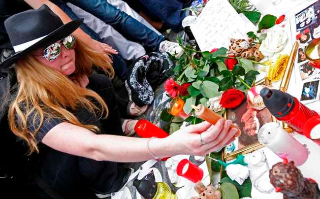 Fanoušci Michaela Jacksona se loučí s králem popu na Staroměstském náměstí v Praze | Foto: Reuters