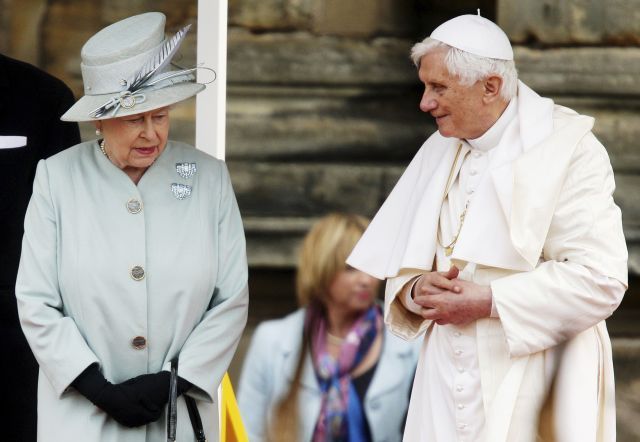 Ve svém úvodním projevu nabídl Benedikt XVI. Británii "přátelství" a vyzval Brity, aby se bránili "agresivním formám sekularismu." (Na snímku s královnou) | Foto: Reuters