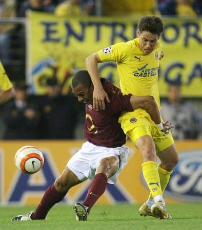 Gilberto Silva z Arsenalu (vlevo) brání hráče Villarrealu Guillerma Franka. | Foto: Reuters