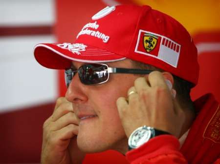 Michael Schumacher si chrání uši v boxech v Hockenhemu při kvalifikaci na GP Německa. | Foto: Reuters