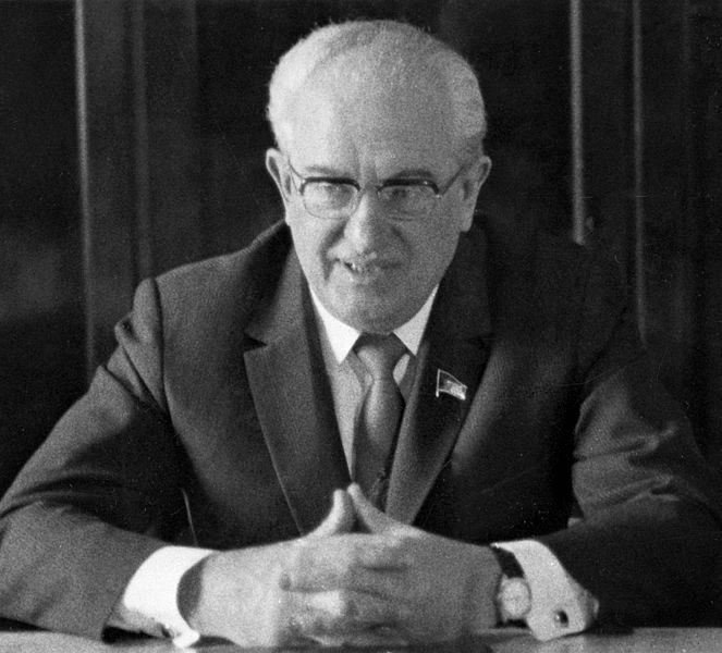 Dlouholetý šéf sovětské tajné služby KGB Jurij Vladimirovič Andropov (1914–1984) a také významný stranický a státní činitel KSSS a SSSR od konce 40. let do své smrti v únoru 1984. Působil ve významných funkcích v Komsomolu a stranickém aparátu v Karelo-finské republice a ÚV KSSS. Po Stalinově smrti odešel do diplomatických služeb a působil jako velvyslanec v Maďarsku, kde pracoval i v období protikomunistického povstání v roce 1956. V letech 1957–1967 vedl oddělení ÚV KSSS pro dohled nad sovětským blokem. V následujících patnácti letech stál v čele všemocné KGB. Na sklonku Brežněvovy éry se stal hlavním ideologem KSSS a po smrti L. I. Brežněva se stal jeho nástupcem. Funkci generálního tajemníka KSSS vykonával nedlouhých 15 měsíců (listopad 1982 – únor 1984). | Foto: RIA Novosti archive, image #101740 / Eduard Pesov / CC-BY-SA 3.0