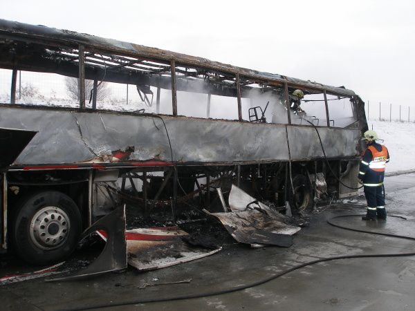 Požár autobusu na D11 | Foto: HZS Královéhradeckého kraje