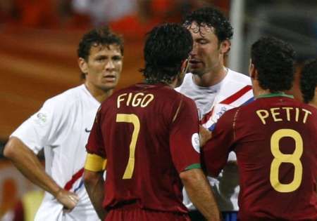 Portugalec Luis Figo (v červeném) hlavou udeřil Marka van Bommela z Nizozemska. | Foto: Reuters