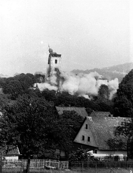 Farní kostel svaté Barbory byl upomínkou na stavitele Hoffmana, ale také na šlechtice Františka Antonína Šporka, který nechal interiér vybavit drahými materiály a sochami od Braunových následovníků. V roce 1973 požádal Okresní národní výbor v Děčíně památkáře o zrušení ochrany a o dva roky později šel kostel k zemi. Dnes je v místě jen zemědělská plocha. | Foto: Společnost pro obnovu památek Úštěcka (zdroj)