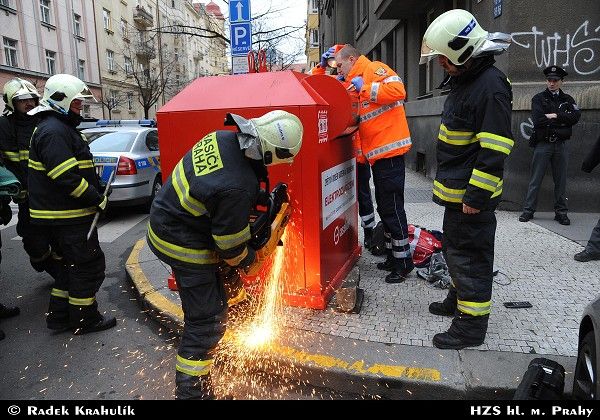 V Praze se v kontejneru na elektroodpad zasekla šestatřicetiletá ukrajinsky hovořící žena. | Foto: HZS Praha