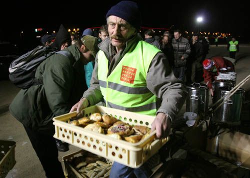 Pečivo k večeři i snídani přivezl majitel soukromé pekárny. Na snímku Stanislav Vohnický z Naděje. | Foto: Ondřej Besperát, Aktuálně.cz