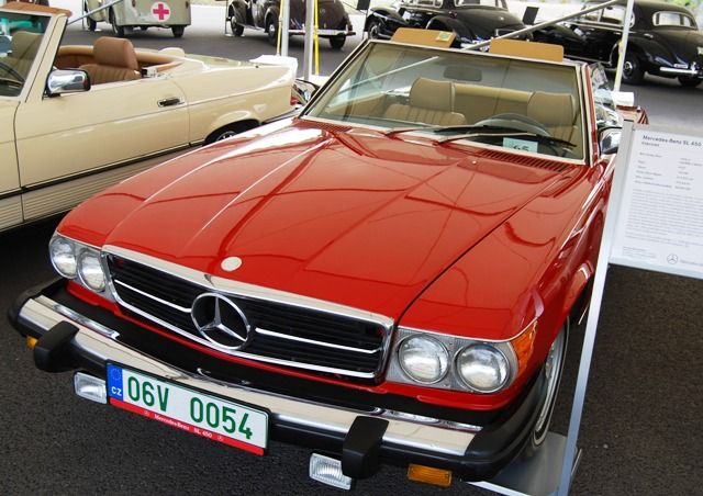 Kabriolet Mercedes-Benz SL 450 vydržel ve výrobě takřka celá 70. i 80.léta. Byl průkopníkem v zavádění bezpečnostních prvků do sériové výbavy. Například měl programovatelně deformovatelnou karosérii, jako první ABS i airbag řidiče. | Foto: Radek Pecák