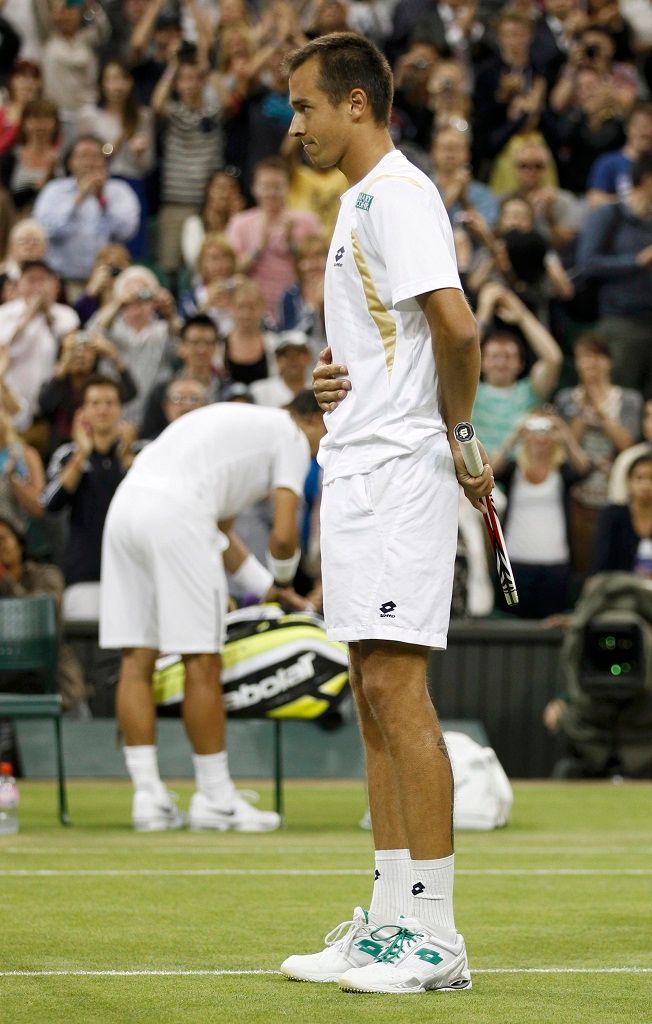 Rosol zdraví publikum v All England Clubu. | Foto: Reuters