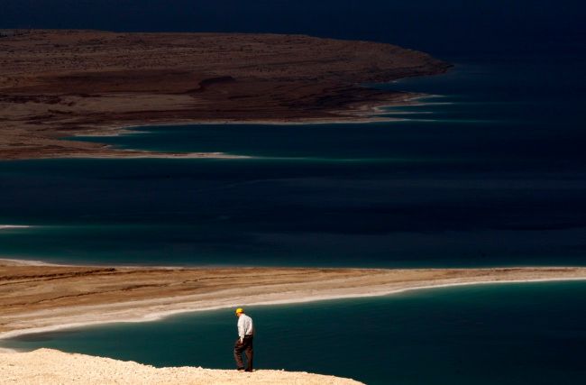 Muž se prochází po pobřeží Mrtvého moře u Ein Gedi | Foto: Reuters