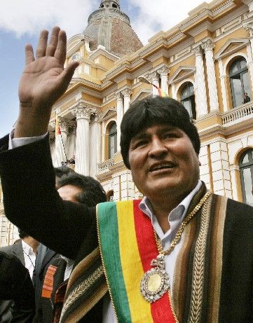 Čerstvě inaugurovaný prezident Bolívie Evo Morales zdraví své příznivce. | Foto: Reuters