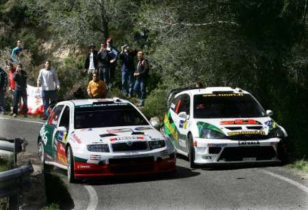 Jan Kopecký se Škodou Fabia (vlevo) se vyhýbá fordu finského jezdce Jari-Matti Latvala. | Foto: Reuters