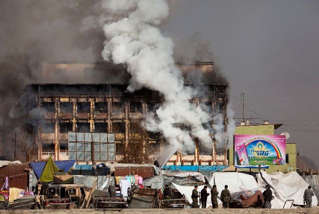 Kouř vycházející z obchodního centra, kam se uchýlili bojovníci Talibanu. | Foto: Reuters