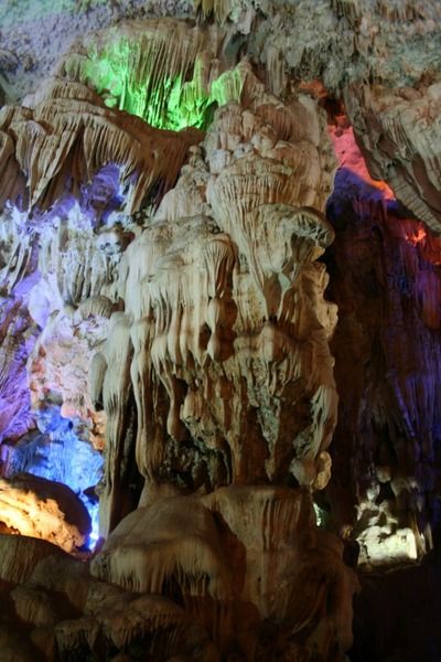 Hang Sung Sot / VIETNAM Hang Sung Sot neboli Jeskyně překvapení je jednou z nejkrásnějších jeskyní v Halong Bay ve Vietnamu. Dvě jeskynní komory jsou tvořeny tisícovkou úchvatných stalaktitů a stalagmitů. Tato jeskyně byla objevena Francouzi v roce 1901. | Foto: AČCKA