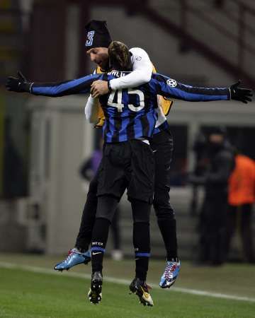 Mario Ballotelli se raduje z gólu s Markem Materazzim | Foto: Reuters