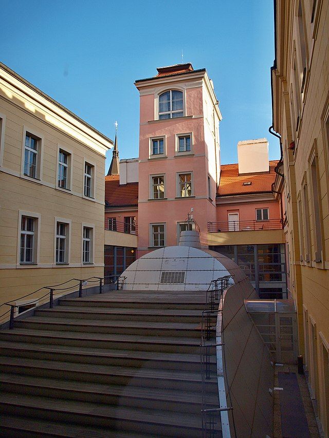 Jedna z posledních Hubáčkových realizací je pražské divadlo Disk v centru města. Architekt tehdy sál chytře zakomponoval do atria historických budov Divadelní fakulty Akademie múzických umění. | Foto: Wikimedia Commons/Vit Vit - CC-BY SA 4.0