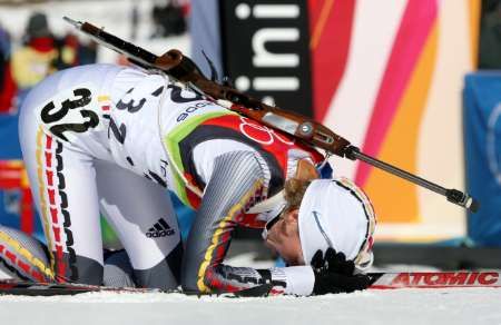 Zcela vyčerpaná německá biatlonistka Glagowová je v cíli. | Foto: Reuters