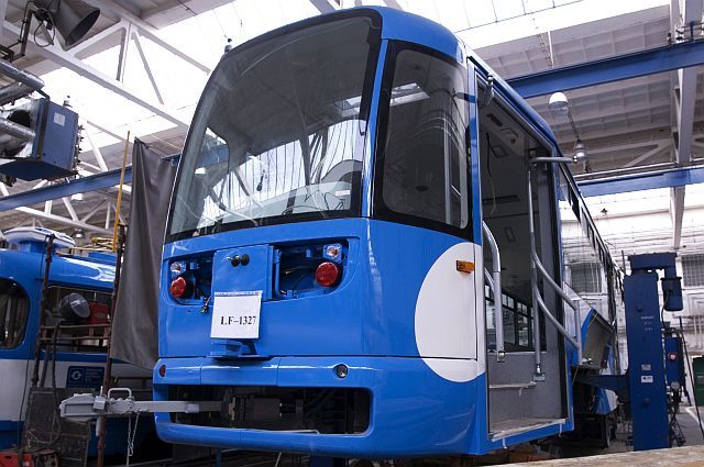 Tyto tramvaje si Dopravní podnik Ostrava montuje spolu s firmou Inekon Trams, a to se nelíbí plzeňské Škodovce | Foto: Martin Popelář