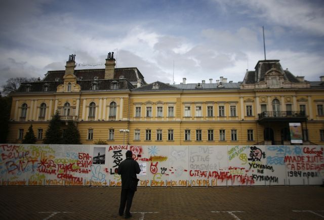 Replika Berlínské zdi v centru Sofie. | Foto: Reuters