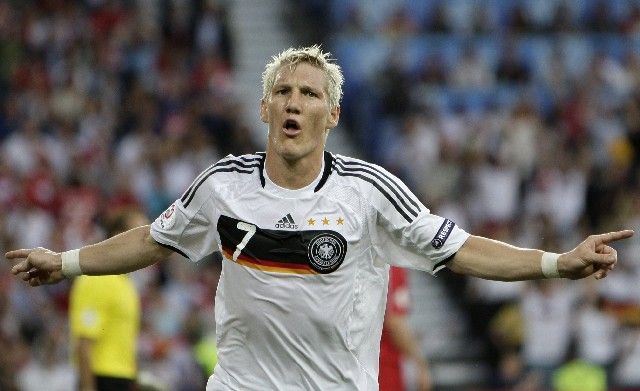 Němec Bastian Schweinsteiger srovnal v semifinále s Tureckem na 1:1. | Foto: Reuters