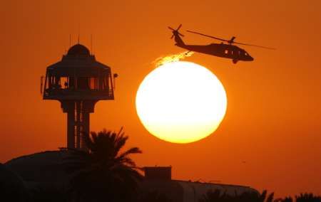 Americká vojenská helikoptéra typu Black Hawk se chystá k přistání uvnitř zabezpečené "Zelené zóny" v Bagdádu. | Foto: Reuters