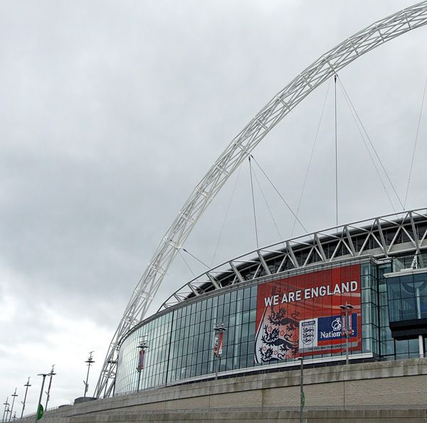 Stadion Wembley nezapadá. Již tak rozměrný stadion vyčnívá především díky tzv. "Wembley arch" - obřímu oblouku nad arénou. | Foto: Tomáš Adamec, Aktuálně.cz