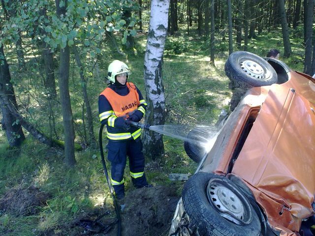 Dva lidé vyvázli jen s lehkým zraněním. | Foto: HZS Plzeňského kraje