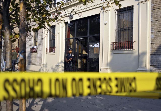 Policejní hlídka před vchodem do domu, kde byl nikaragujský konzul zavražděn. | Foto: Reuters