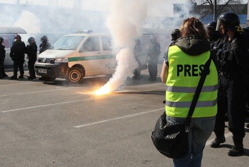 Neonacisté byli vybaveni pyrotechnikou, kterou během střetů používali. | Foto: Petr Sznapka