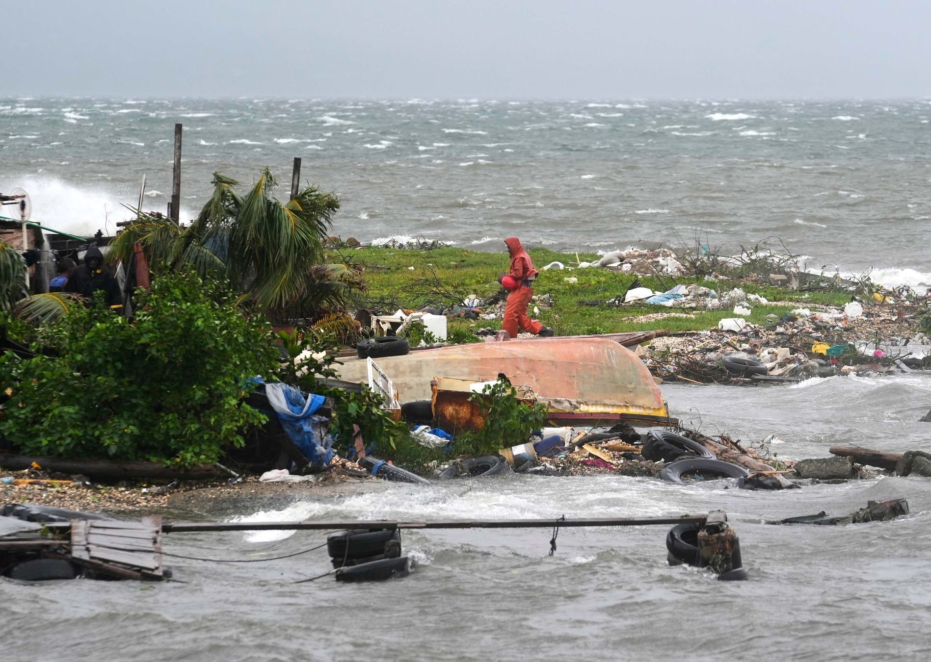 Hurikán Melissa zabil v Karibiku nejméně 49 lidí, nyní míří k Bermudám