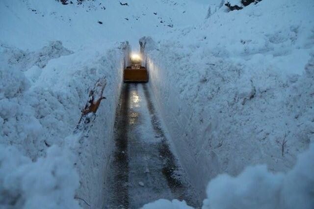 Mohutná lavina zasypala silnici mezi oblastmi Bonneval a Bessans v noci na úterý. Fotograf Alain Duclos situaci zaznamenal a přes web Data-Avalanche.org zveřejnil 
své impozantní snímky. | Foto: Alain Duclos