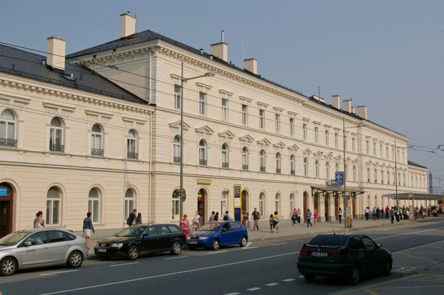 Bezbariérový přístup na nádraží Opava-východ je řešen pomocí výtahu. Před nádražím byl vytvořen i nový nástupní terminál pro přestup na městskou i příměstskou autobusovou dopravu. | Foto: Asociace Entente Florale CZ