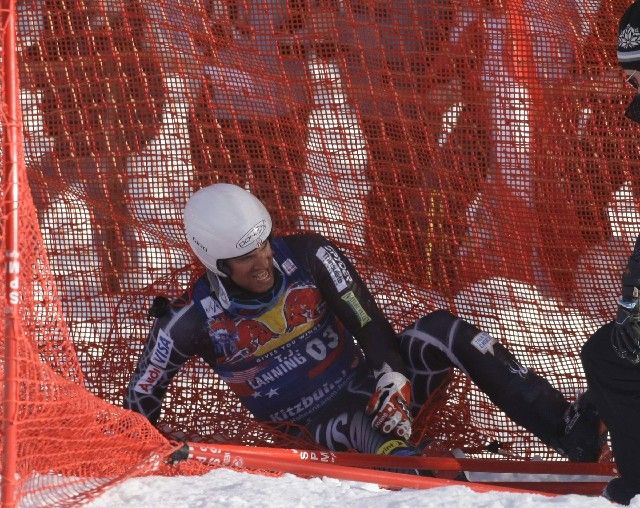 Po hrůzostrašném pádu Švýcara Albrechta si vybral Hahnenkamm oběť i ve vlastním závodě - Američan T.J. Lanning si pochroumal vazy v koleni. | Foto: Reuters