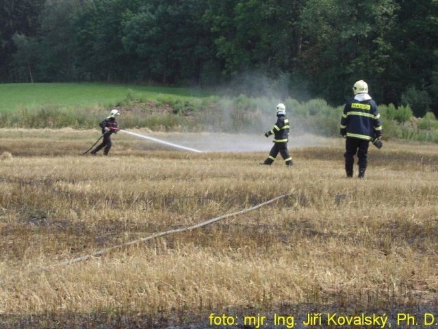 Požár slámy na poli u obce Libštát na Semilsku. | Foto: HZS Libereckého kraje