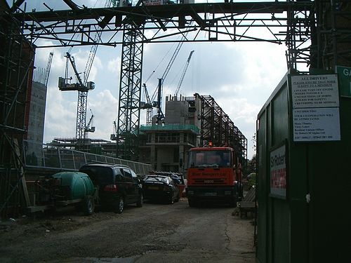 Jeřáby nemilosrdě rozebírají stadion Highbury. | Foto: Aktuálně.cz