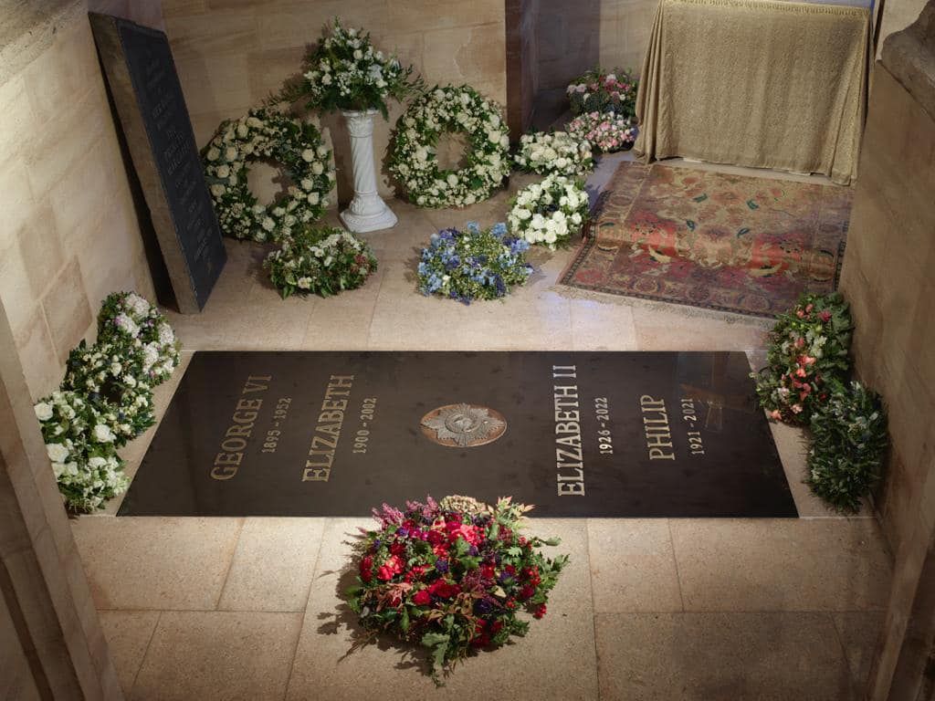 Buckingham Palace has released a photo from Elizabeth II’s chapel of rest.