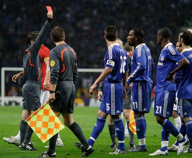 Za stavu 1:1 nastalo prodloužení. Na jeho konci byl vyloučen Drogba. Za facku Tevézovi, který však viděl od slovenského sudího Michela jen žluté napomenutí | Foto: Reuters