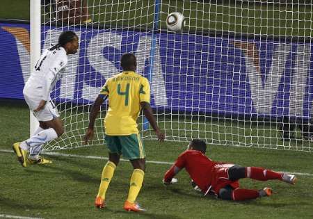 Álvaro Pereira pak v nastavení skóre uzavřel střelou do prázdné brány | Foto: Reuters