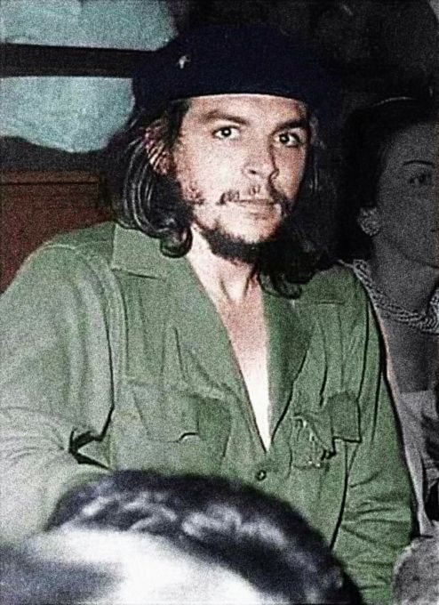 Che Guevara po úspěšné revoluci na Kubě vystřídal několik funkcí. K místu šéfa Národní banky se údajně dostal jako slepý k houslím. Poté co Fidel na jedné schůzi kabinetu oznámil, že vyhodil šéfa banky, optal se: "Je tu někdo ekonom?" A Ernesto se přihlásil. | Foto: Museo Che Guevara / Centro de Estudios Che Guevara en La Habana, Cuba / Public domain