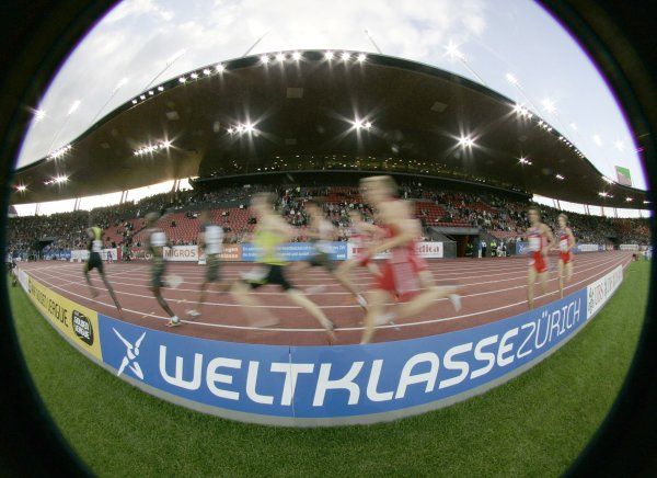 Renovovaný curyšský stadion Letzigrund sliboval rychlé časy. To by však nesměla být taková zima. | Foto: Reuters