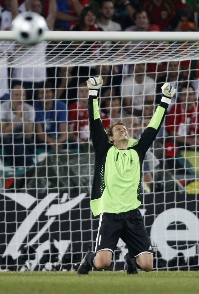 Německý brankář Jens Lehmann se raduje z postupu do semifinále ME po vítězství nad Portugalskem. | Foto: Reuters