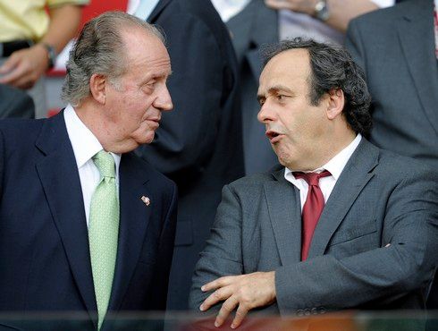 Španělský král Juan Carlos v rozpravě s Michelem Platinim. | Foto: Reuters