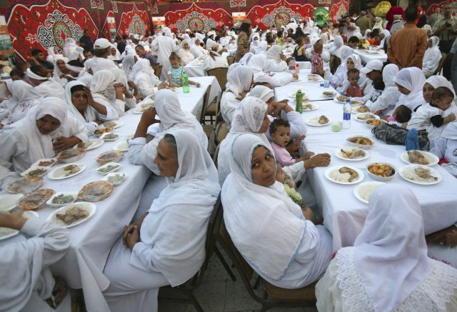 Slavnostní jídlo (iftar) v ženské věznici v Káhiře. | Foto: Reuters