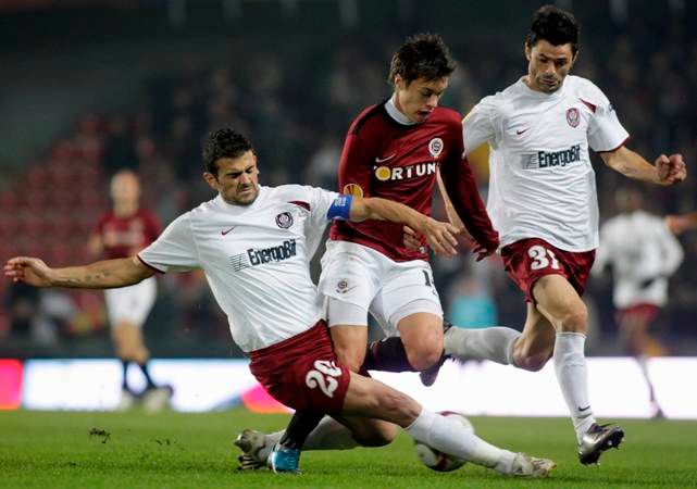 Deac a Cadu (Kluž) se snaží zastavit Václava Kadlece (Sparta) v utkání Evropské ligy. | Foto: Reuters