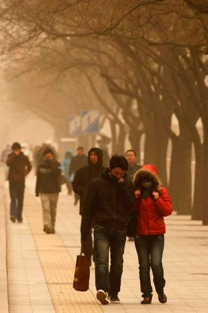 Podle mluvčího čínského meteorologického úřadu Tuana Li je pondělní počasí horší i z toho důvodu, že ve městech stále leží spousty písku a prachu z poslední bouře. | Foto: Reuters