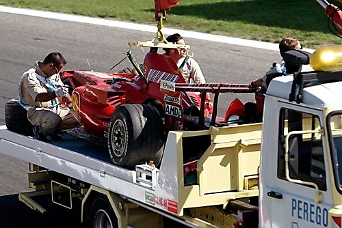 Odtahový vůz odváží rozbité Ferrari Kimi Räikkönena, který v Monze havaroval v sobotním ranním tréninku. | Foto: Reuters