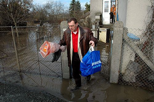 Jeden z obyvatel Litovle opouští svůj dům. | Foto: Lubomír Světnička